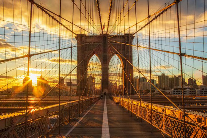 What is the best time for a walk on the Brooklyn Bridge?