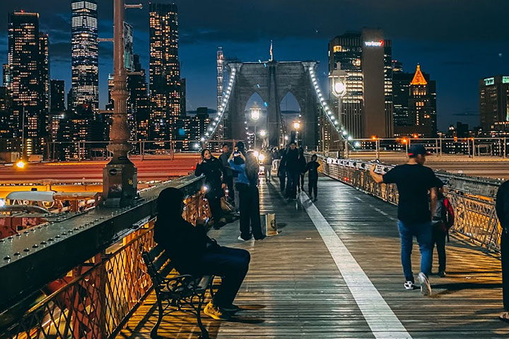 Brooklyn Bridge Walk in night