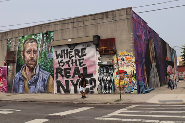 Admire Street art in Bushwick