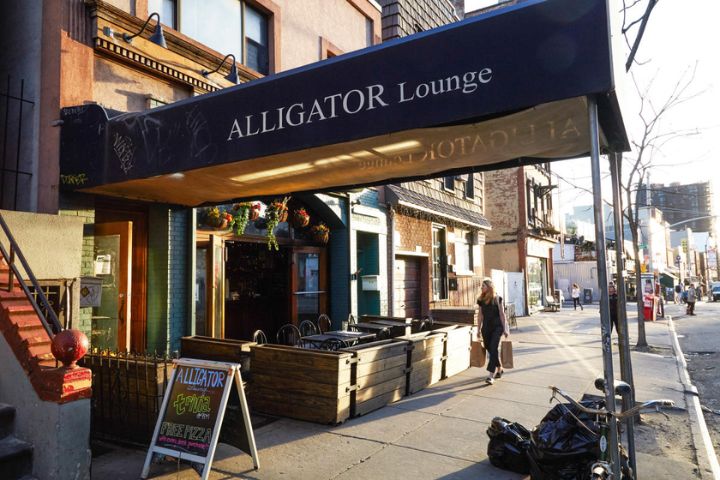 Try Yummy Pizza at Alligator Lounge for Late-Night Cravings