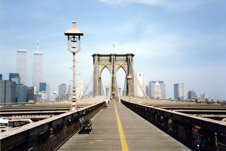Explore the Iconic Brooklyn Bridge for Awe-inspiring Photo Ops