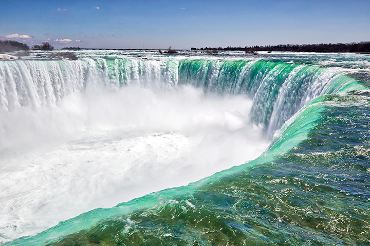 When Do Niagara Falls have the most bustling crowds?